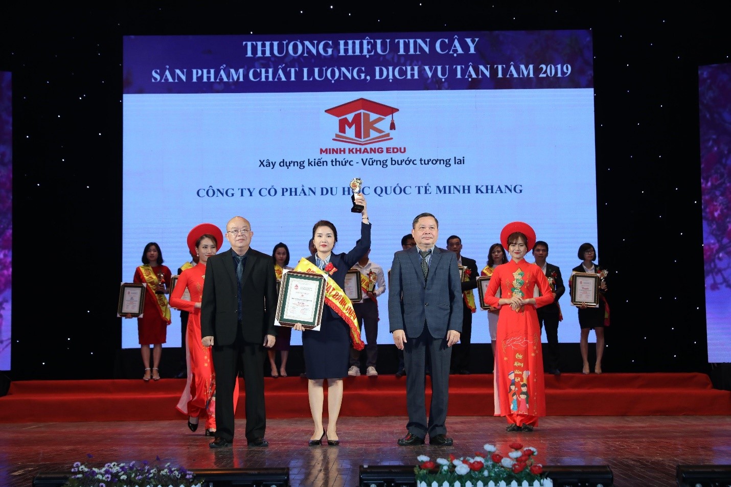 Du học Minh Khang nhận giải thưởng cao quý ” Top 50 thương hiệu tin cậy, sản phẩm chất lượng, dịch vụ tận tâm 2019″