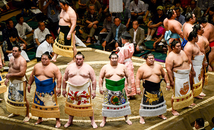 CÔNG VIỆC VỆ SINH CHO ĐÔ VẬT SUMO: NGHỀ LẠ NHƯNG KHÔNG KÉM PHẦN QUAN TRỌNG